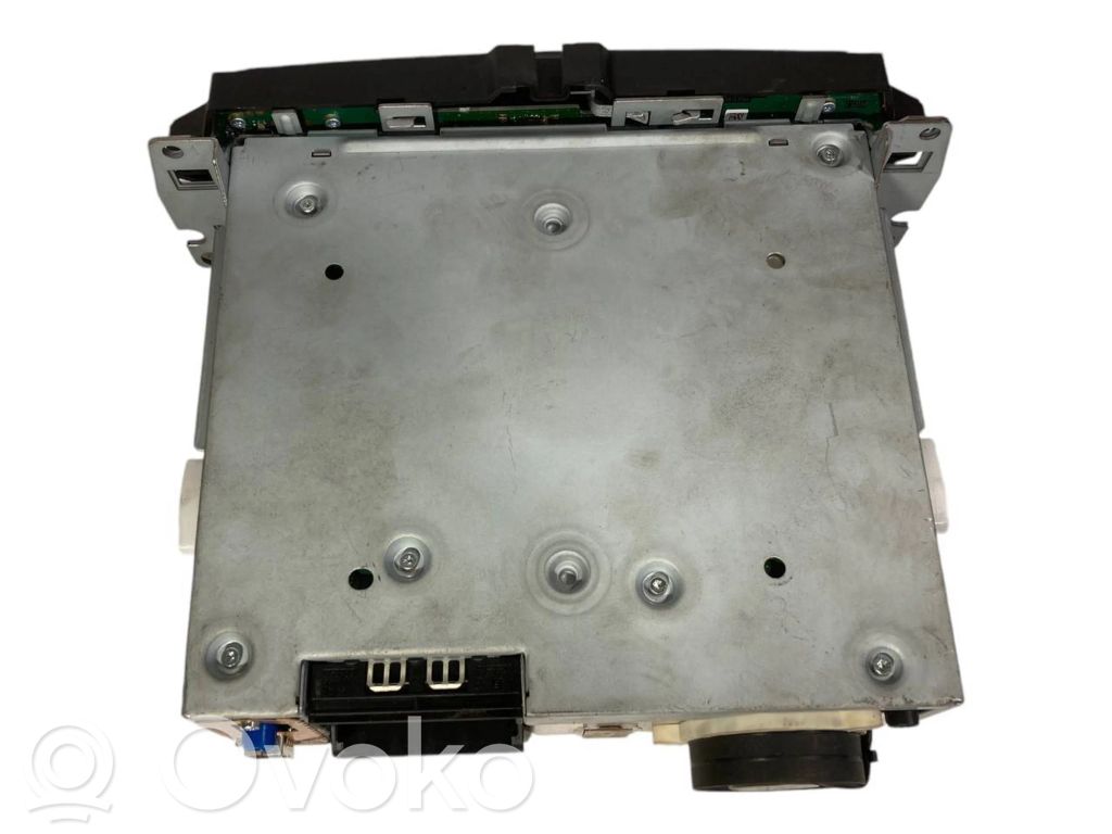 Radio / CD/DVD atskaņotājs / navigācija