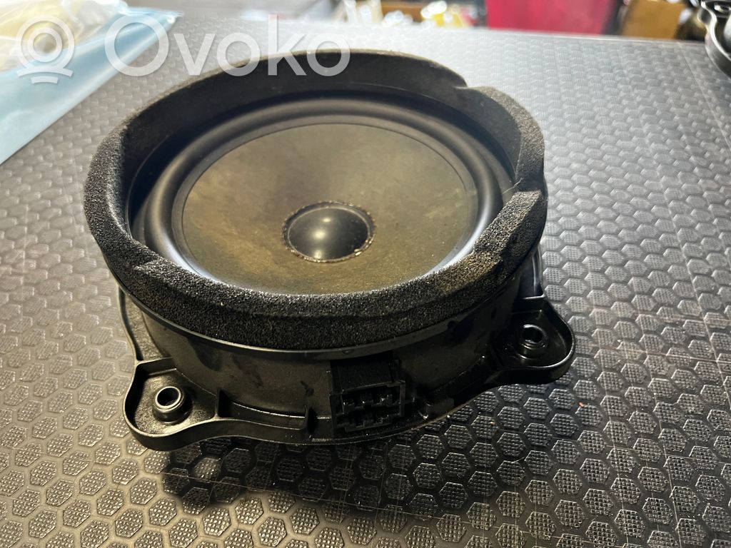 Skaļrunis (-i) aizmugurējā palodzē