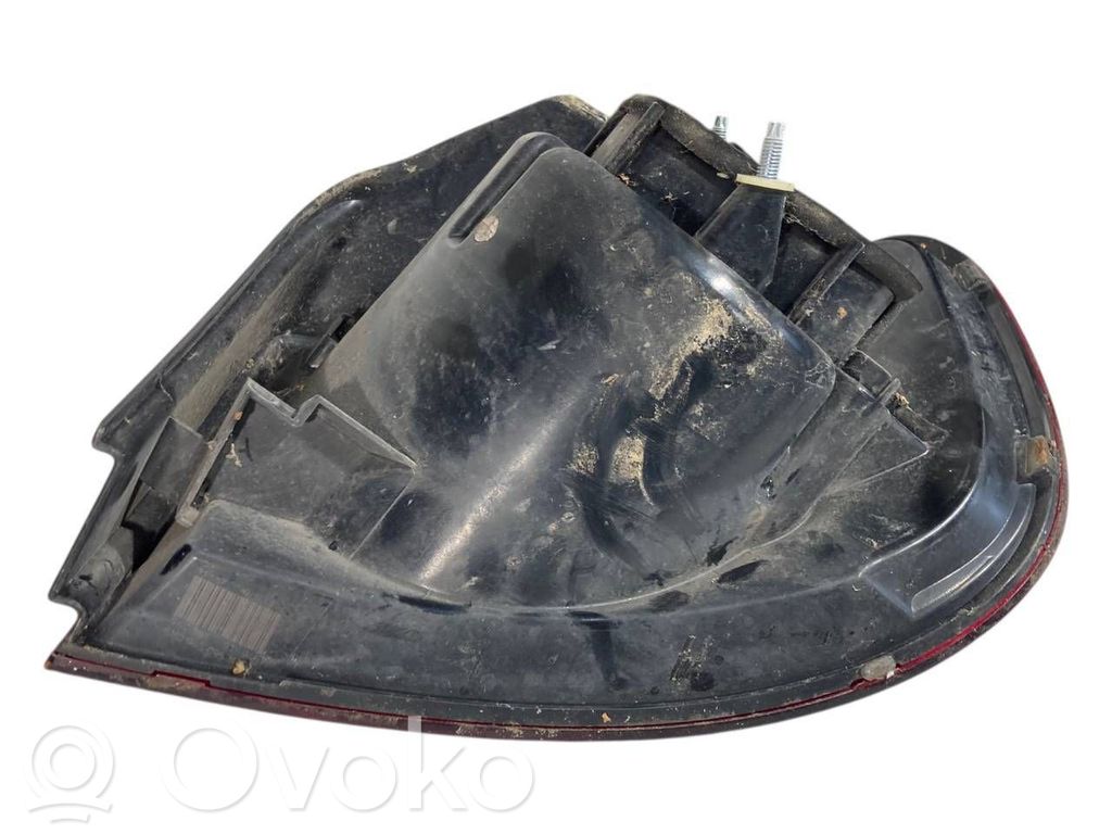 Aizmugurējais lukturis virsbūvē