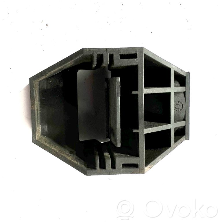 Radiator(s) holder/bracket