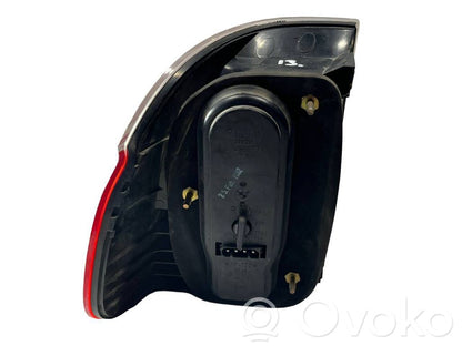 Aizmugurējais lukturis virsbūvē