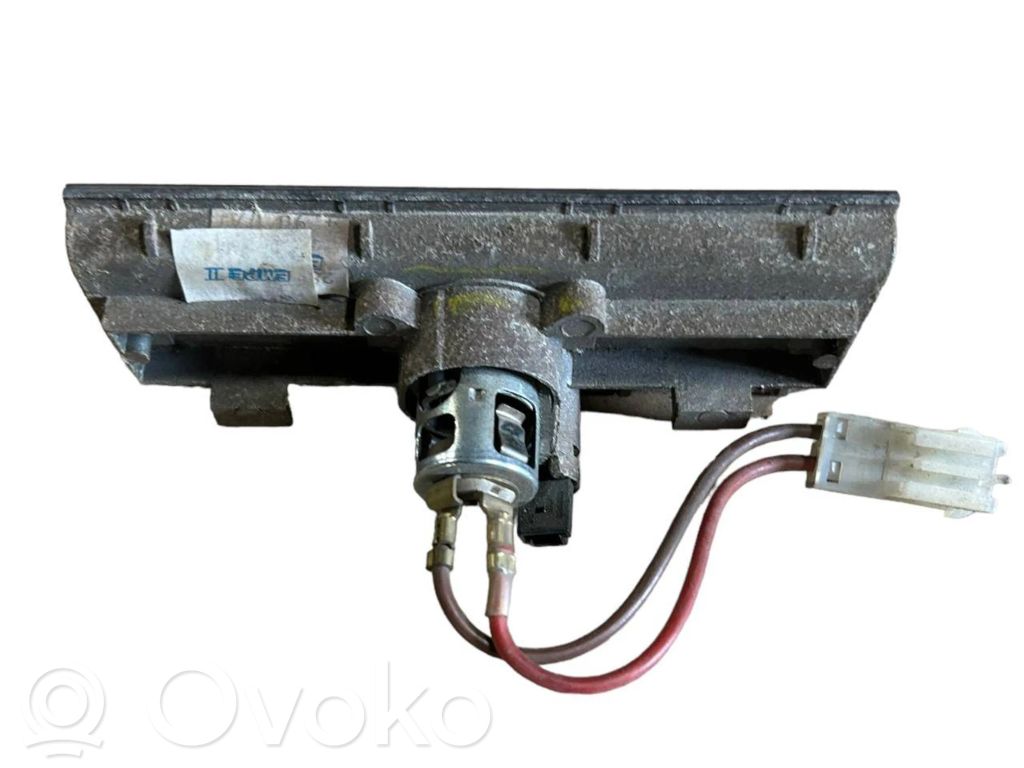 Cigarešu aizdedzināmais priekšā