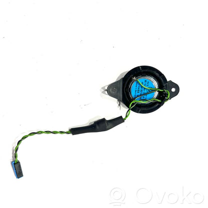 Augsto frekvenču skaļrunis (-i) aizmugurējās durvīs