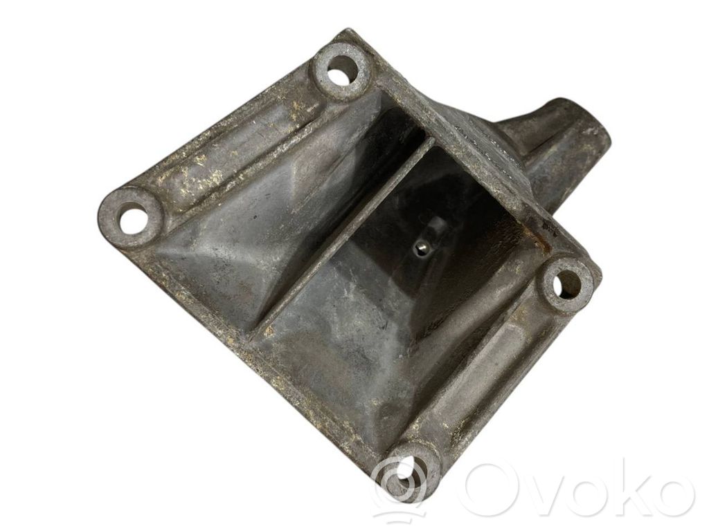Engine mounting bracket