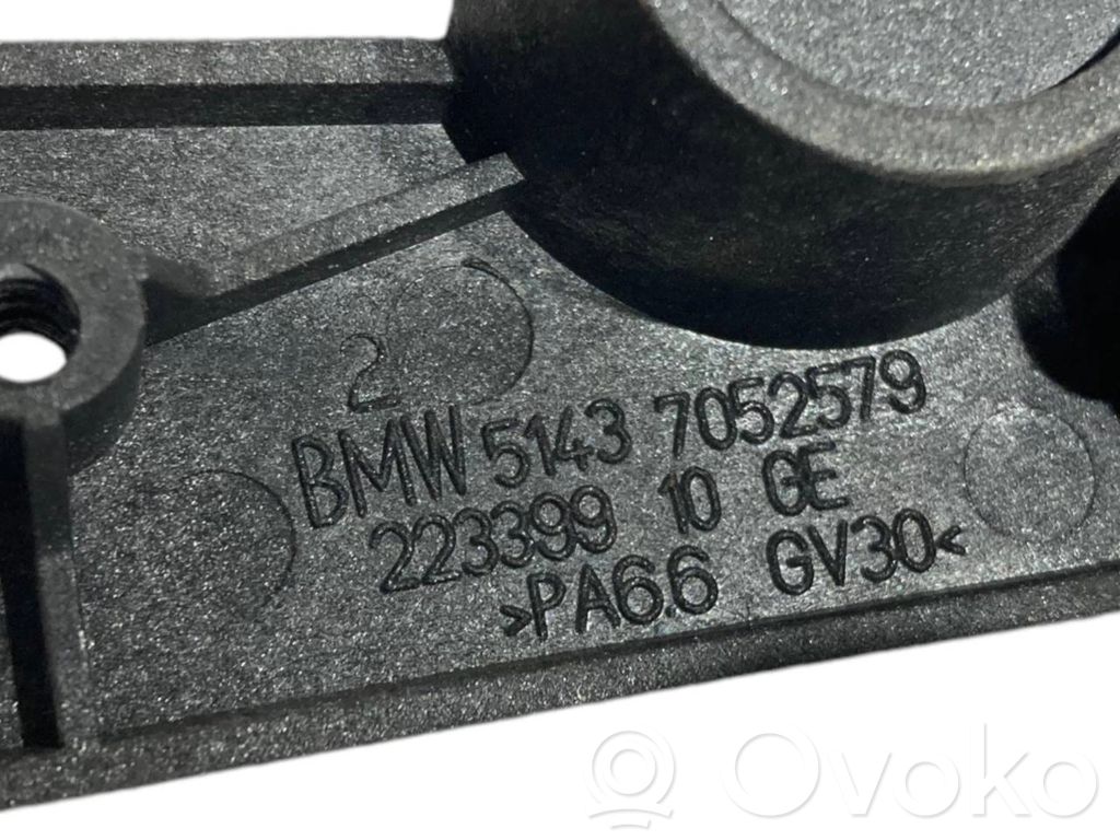 Dzinēja pārsega attaisīšanas rokturītis