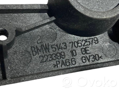 Dzinēja pārsega attaisīšanas rokturītis