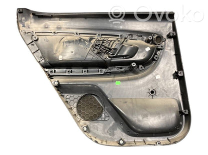 Apšuvums aizmugurējām durvīm