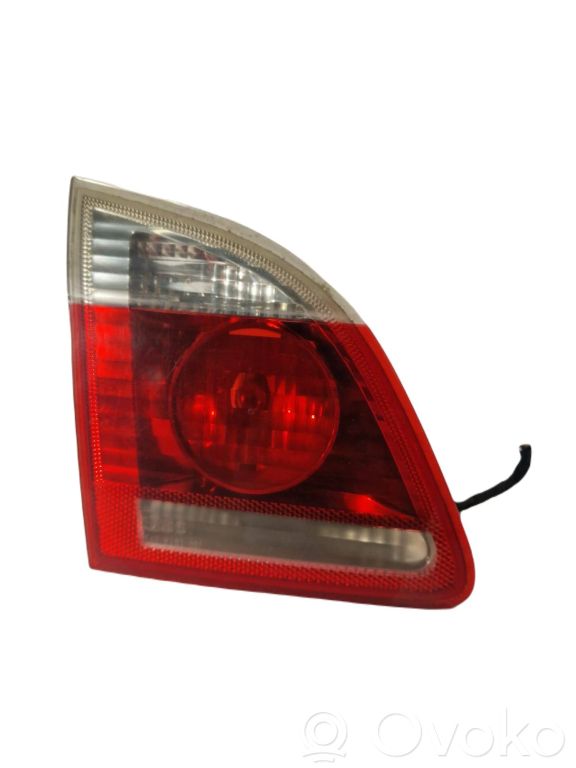 Aizmugurējais lukturis pārsegā