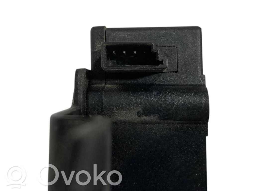 Aizmugurējā pārsega slēdzene