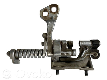 Aizmugurējā pārsega eņģe (-ess)