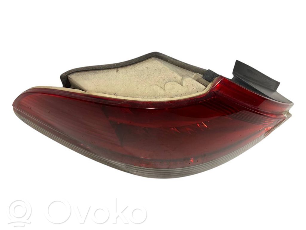 Aizmugurējais lukturis virsbūvē