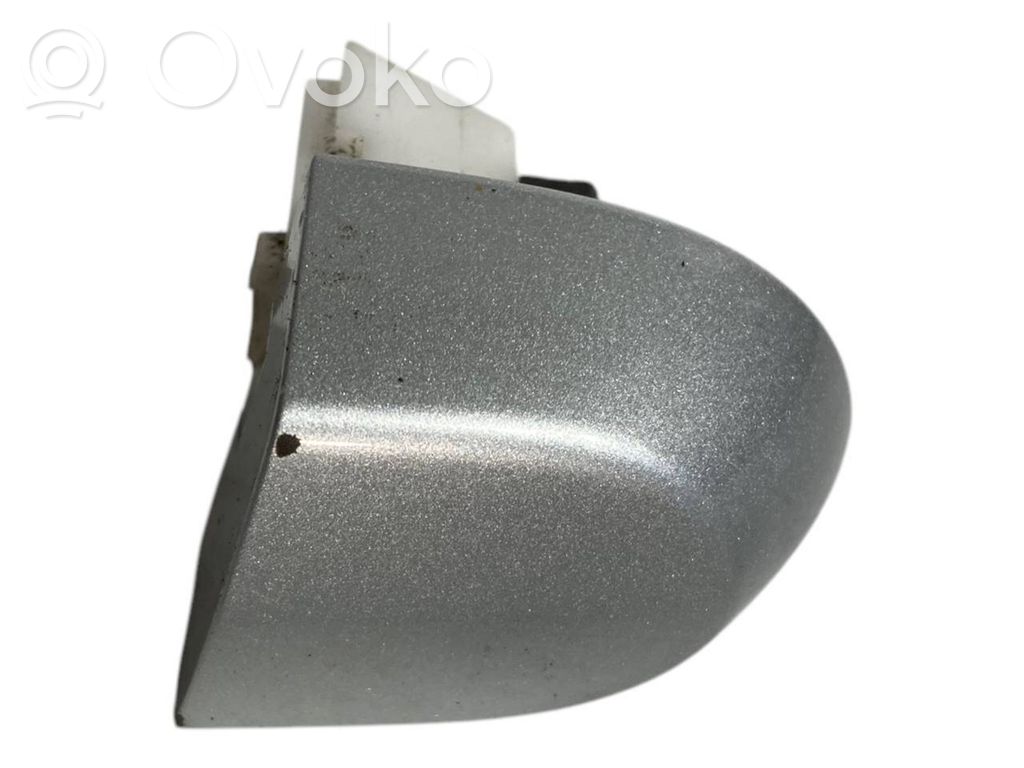 Priekšpusē durvju roktura vāciņš