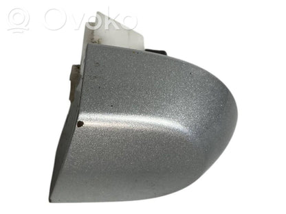 Priekšpusē durvju roktura vāciņš