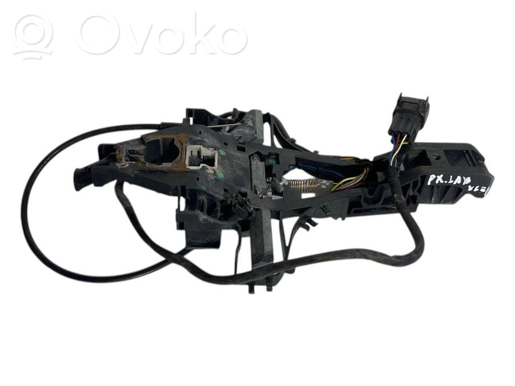 Priekšpusē turētājs / kronšteins ārējam atvēršanas rokturim