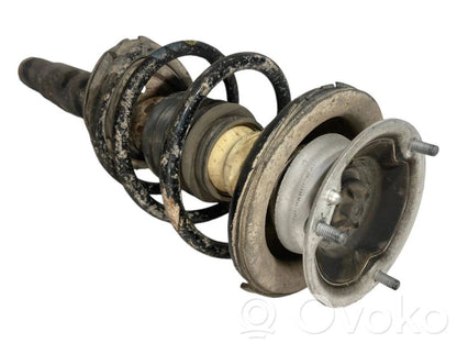 Priekšpusē amortizators ar atsperi