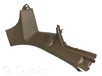 (D) statņa dekoratīvā apdare (apakšdaļa)