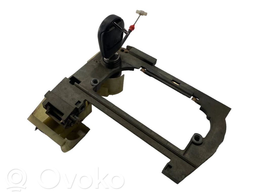 Priekšpusē turētājs / kronšteins ārējam atvēršanas rokturim