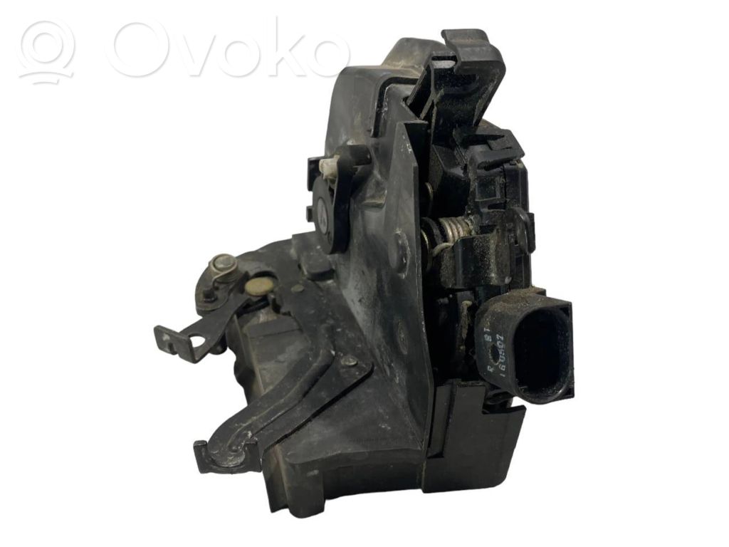 Priekšpusē slēdzene