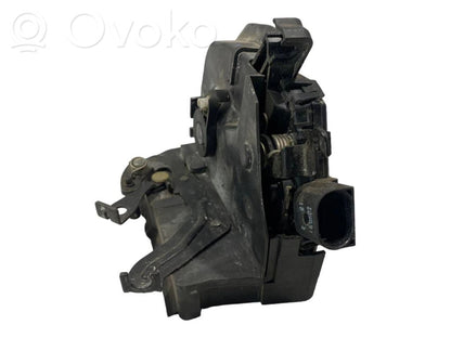 Priekšpusē slēdzene