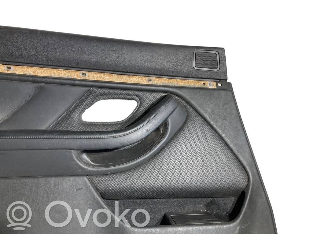 Apšuvums aizmugurējām durvīm