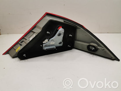 Aizmugurējais lukturis virsbūvē