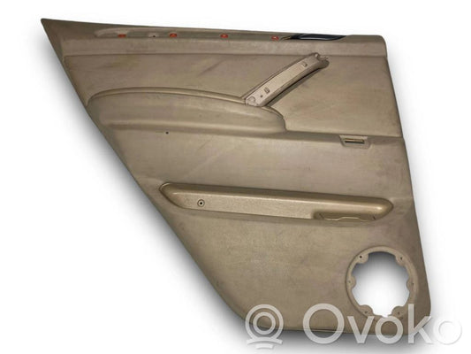 Apšuvums aizmugurējām durvīm