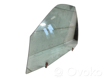 priekšējo durvju stikls (četrdurvju mašīnai)