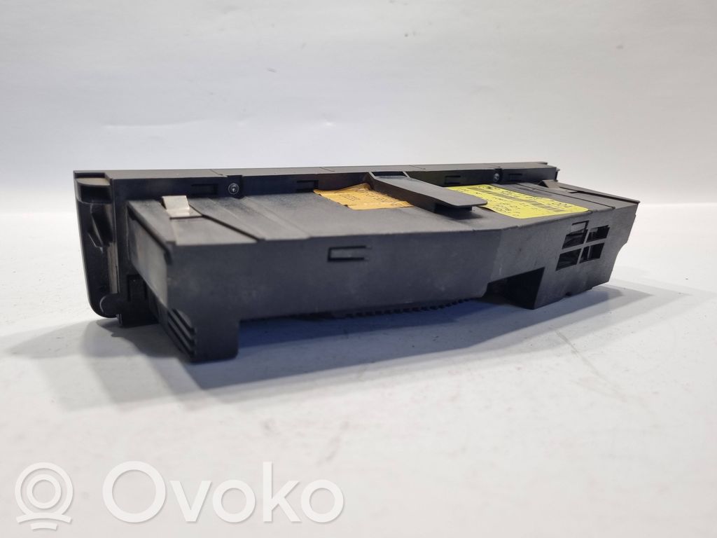 Air conditioning / climate control / interior heating control unit (in the passenger compartment)
