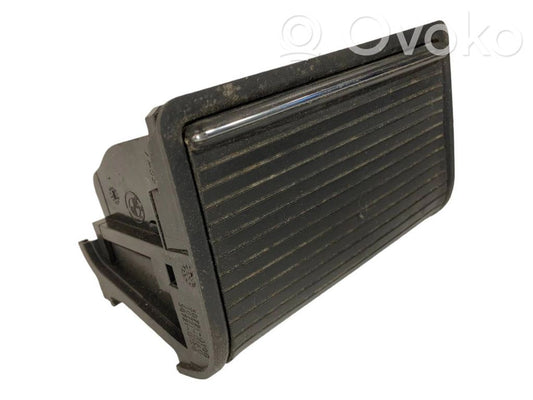 Pelnutrauks (aizmugurē)