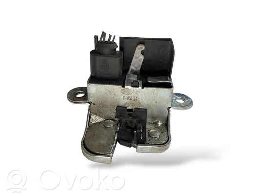 Aizmugurējā pārsega slēdzene