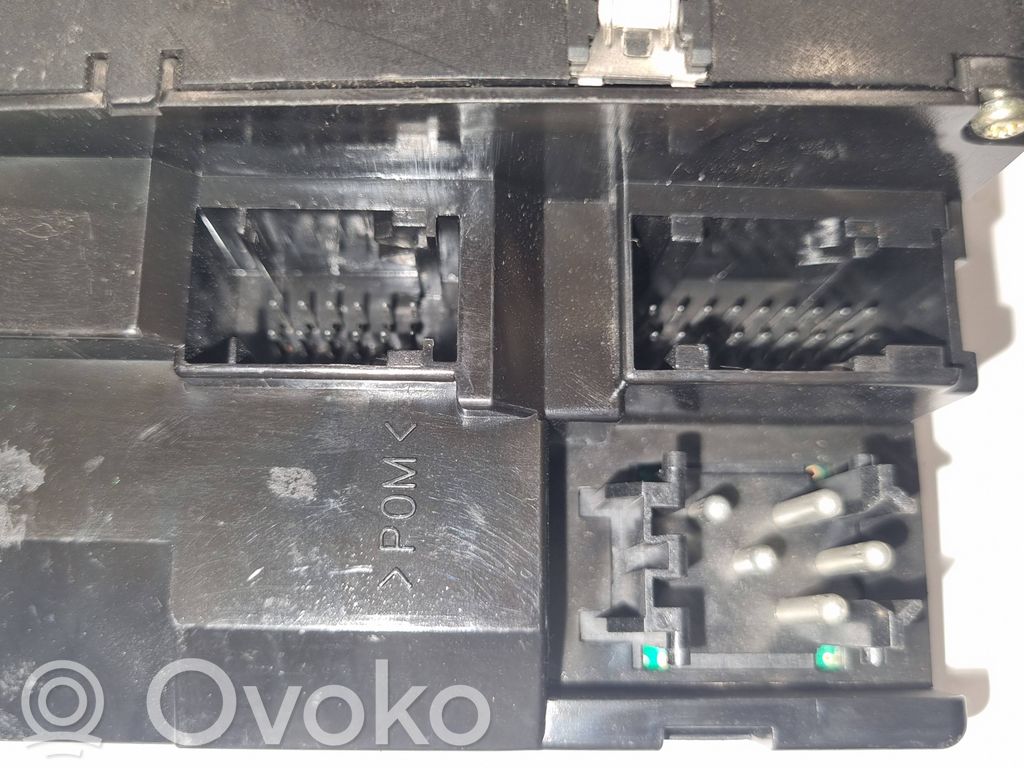 Window lift control switch(es)