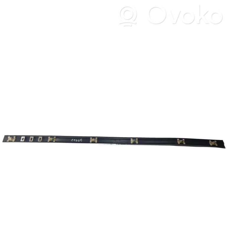 Priekšpusē durvju dekoratīvā apdare (moldings)