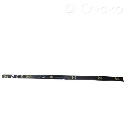 Priekšpusē durvju dekoratīvā apdare (moldings)