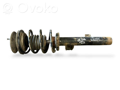 Priekšpusē amortizators ar atsperi