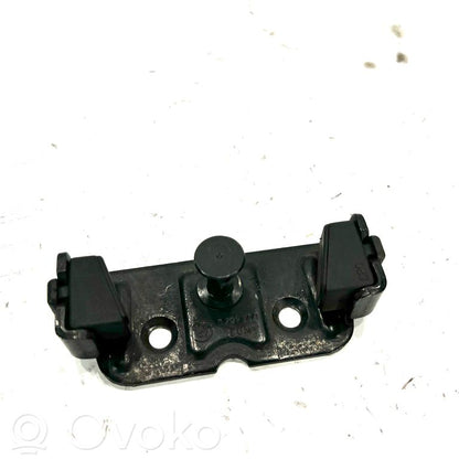 Нижняя часть замка багажника / петля