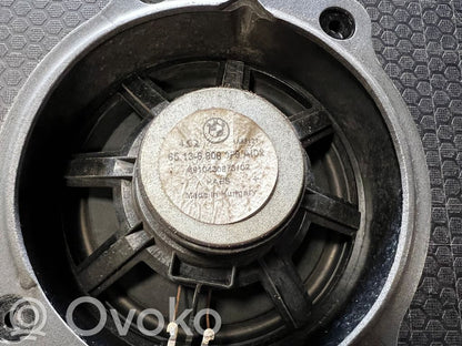 Skaļrunis (-i) aizmugurējā palodzē