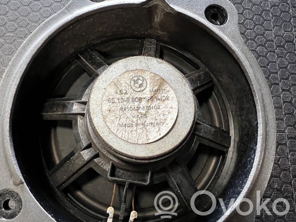 Speaker(s) in the rear window