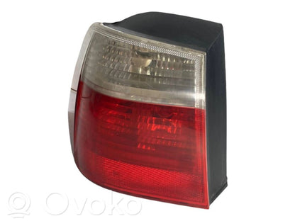 Aizmugurējais lukturis virsbūvē