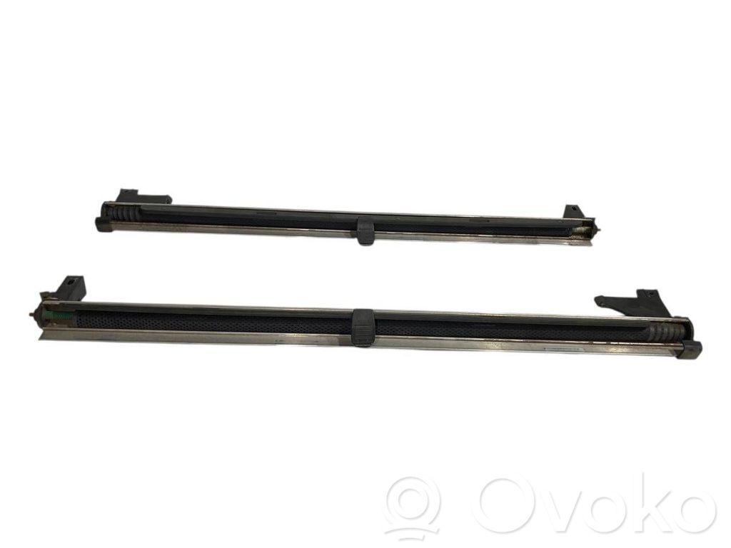 Aizmugurē logu aizkars