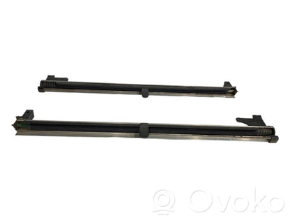 Aizmugurē logu aizkars