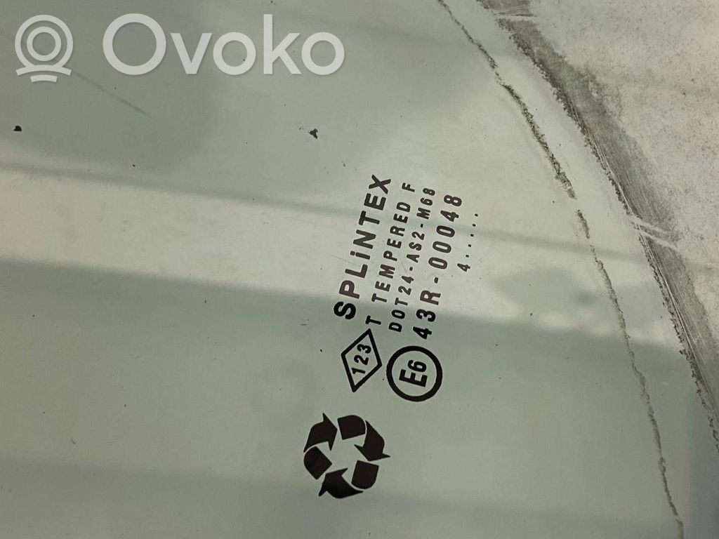 priekšējo durvju stikls (četrdurvju mašīnai)