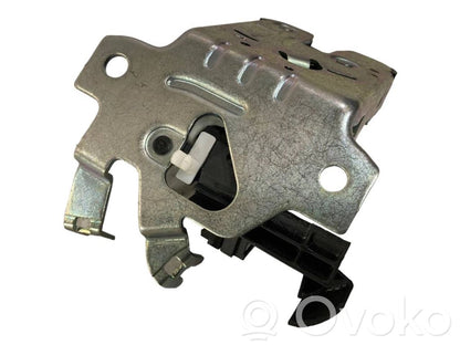 Aizmugurējā pārsega slēdzene