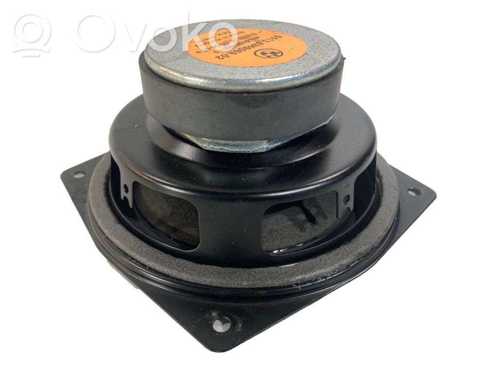 Skaļrunis (-i) aizmugurējā palodzē