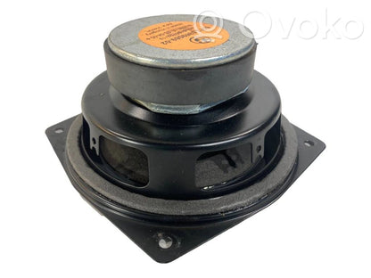 Skaļrunis (-i) aizmugurējā palodzē