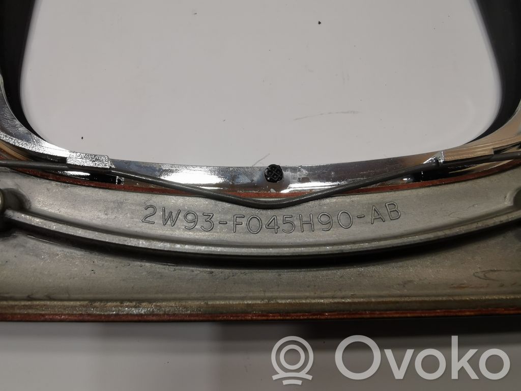 Ātrumu pārslēgšanas sviras dekoratīvā apdare (plastmasas)