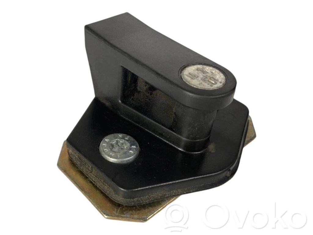 Priekšpusē slēdzenes cilpa