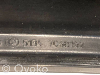 Aizmugurē durvju stikla apdare