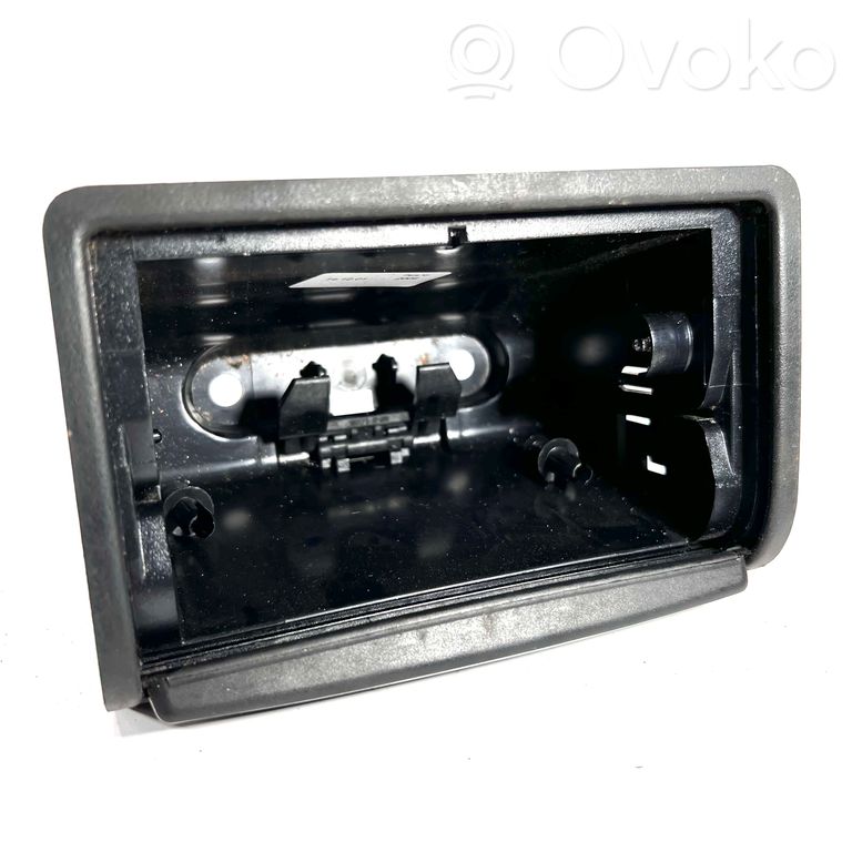 Pelnutrauks (aizmugurē)