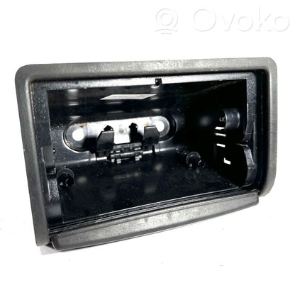 Pelnutrauks (aizmugurē)