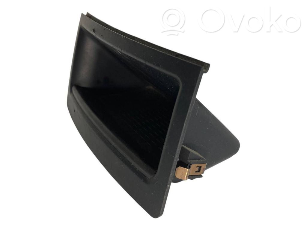 Отсек для хранения вещей в центральной консоли